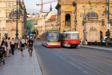 Prag, Çek Cumhuriyeti - 4 Eylül 2022: Prag Eski Twon 'da kırmızı bir tramvay