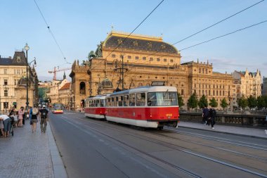 Prag, Çek Cumhuriyeti - 4 Eylül 2022: Prag Eski Twon 'da kırmızı bir tramvay
