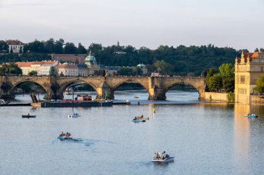 Prag, Çek Cumhuriyeti - 4 Eylül 2022: Charles Köprüsü ve Vltava Nehri