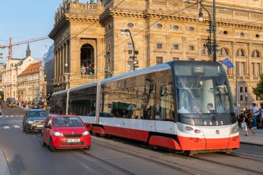 Prag, Çek Cumhuriyeti - 4 Eylül 2022: Prag Eski Twon 'da kırmızı bir tramvay