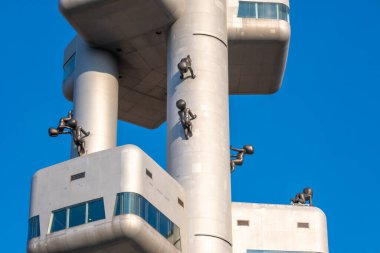 Prag, Çek Cumhuriyeti - 5 Eylül 2022: Zizkov Televizyon Kulesi 'nde emekleyen sanatçı David Cerny' den Miminka (Bebekler)