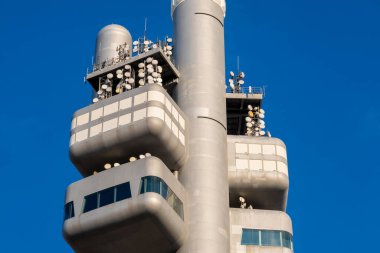 Prag, Çek Cumhuriyeti - 5 Eylül 2022: Zizkov Televizyon Kulesi 'nde emekleyen sanatçı David Cerny' den Miminka (Bebekler)