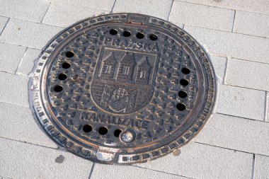 Prag, Çek Cumhuriyeti - 4 Eylül 2022: Prag armalı adam deliği kapağı