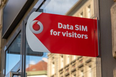 Prag, Çek Cumhuriyeti - 4 Eylül 2022: Vodafone veri kartı için perakende mağazasının önünde işaret