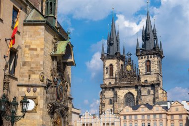 Prag, Çek Cumhuriyeti - 4 Eylül 2022: Tyn 'den önce Old Town Hall ve Kilisesi