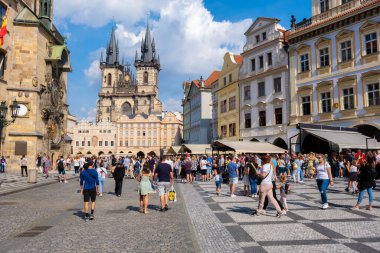 Prag, Çek Cumhuriyeti - 4 Eylül 2022: Tyn 'den önce Eski Şehir Meydanı' nda Meryem Ana Kilisesi ile yürüyen insanlar