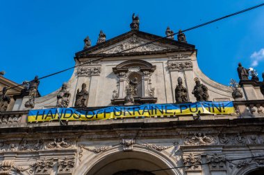 Prag, Çek Cumhuriyeti - 4 Eylül 2022: Ellerini Ukrayna Putin 'den çek - St. Salvator Kilisesi cephesinde Ukrayna yanlısı tabela