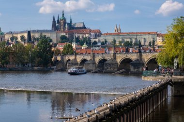 Prag, Çek Cumhuriyeti - 4 Eylül 2022: Charles Köprüsü, Vltava Nehri ve Prag Kalesi