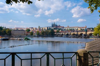 Prag, Çek Cumhuriyeti - 4 Eylül 2022: Charles Köprüsü, Vltava Nehri ve Prag Kalesi