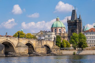 Prag, Çek Cumhuriyeti - 4 Eylül 2022: Charles Köprüsü, Eski Şehir Köprüsü Kulesi ve Assisi Kilisesi 'nden Aziz Francis