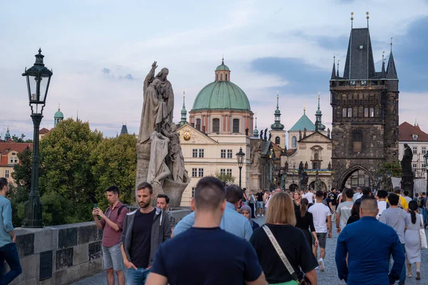 Praha Tsekki 2022 Ihmiset Kävelevät Kaarlen Sillalla Vanhan Sillan Torni — kuvapankkivalokuva