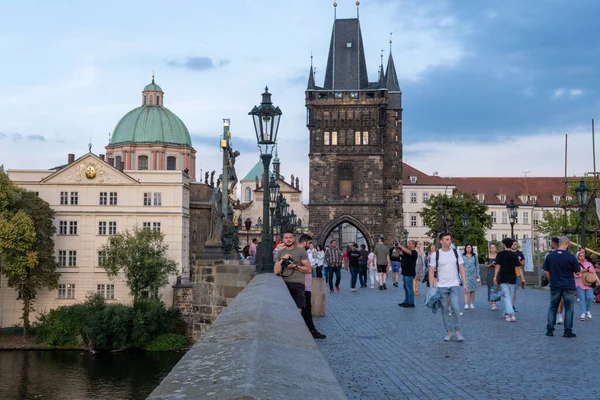Praga República Checa Septiembre 2022 Gente Caminando Por Puente Carlos — Foto de Stock