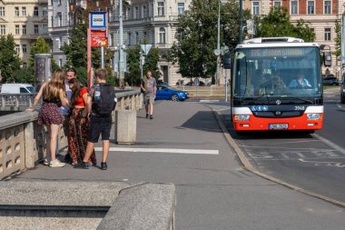 Prag, Çek Cumhuriyeti - 5 Eylül 2022: Prag Eski Twon 'da kırmızı bir tramvay