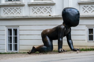 Prag, Çek Cumhuriyeti - 5 Eylül 2022: Sürünen Bebekler (Çekçe: Miminka) David Cerny 'den