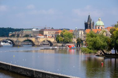 Prag, Çek Cumhuriyeti - 5 Eylül 2022: Charles Köprüsü, Eski Şehir Köprüsü Kulesi ve Prag 'daki Assisi Kilisesi Aziz Francis Kilisesi