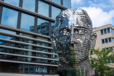 Prag, Çek Cumhuriyeti - 5 Eylül 2022: Franz Kafka 'nın başı David Cerny