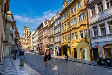 Prag, Çek Cumhuriyeti - 5 Eylül 2022: Mostecka Caddesi 'ndeki geleneksel evler