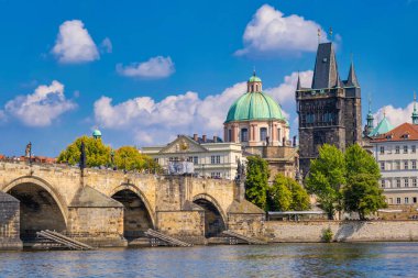 Prag, Çek Cumhuriyeti - 4 Eylül 2022: Charles Köprüsü, Eski Şehir Köprüsü Kulesi ve Assisi Kilisesi 'nden Aziz Francis