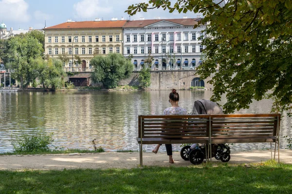 Praga República Checa Septiembre 2022 Madre Con Bebé Sentado Banco — Foto de Stock