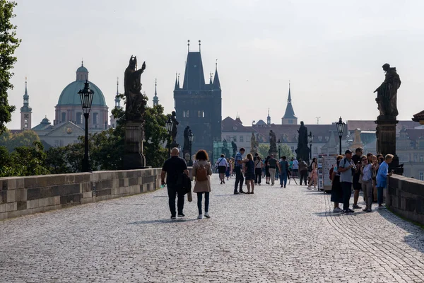 Praga República Tcheca Setembro 2022 Pessoas Caminhando Ponte Carlos Com — Fotografia de Stock
