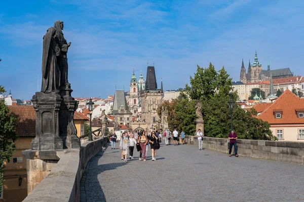 Praga Czechy Września 2022 Ludzie Spacerujący Moście Karola Wieżą Starego — Zdjęcie stockowe