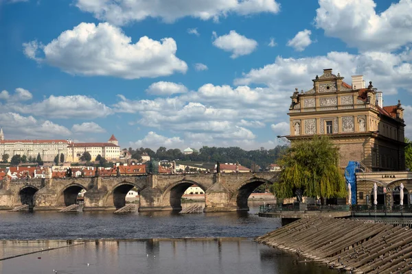 捷克共和国布拉格 2022年9月5日 查尔斯桥 Vltava河和布拉格城堡 — 图库照片