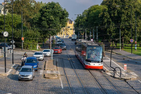 Czech Republic 2022年9月5日プラハ旧市街の赤い路面電車 — ストック写真