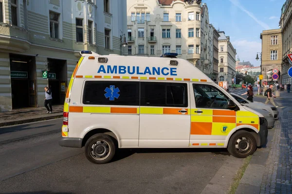Prag, Çek Cumhuriyeti - 5 Eylül 2022: Ambulans sokağa park edildi