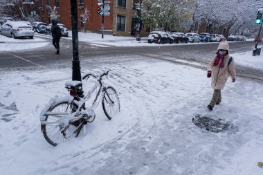 Montreal, CA - 16 Kasım 2022: Sezonun ilk karı şehre düştü. Montreal 'de yürüyen insanlar