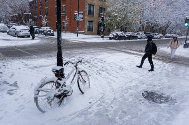Montreal, CA - 16 Kasım 2022: Sezonun ilk karı şehre düştü. Montreal 'de yürüyen insanlar
