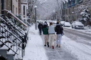 Montreal, CA - 16 Kasım 2022: Sezonun ilk karı şehre düştü. Montreal 'de yürüyen insanlar