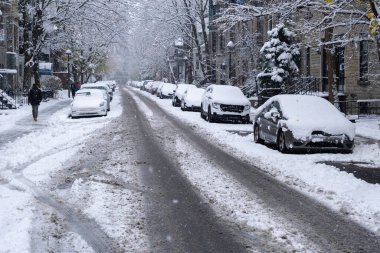 Montreal, Kanada - 16 Kasım 2022: Yılın ilk kar fırtınasından sonra karla kaplı arabalar