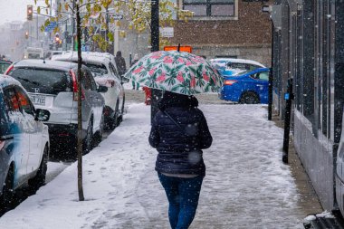 Montreal, CA - 16 Kasım 2022: Sezonun ilk karı şehre düştü. Montreal 'de yürüyen insanlar