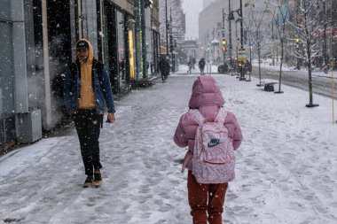 Montreal, CA - 16 Kasım 2022: Sezonun ilk karı şehre düştü. Montreal 'de yürüyen insanlar