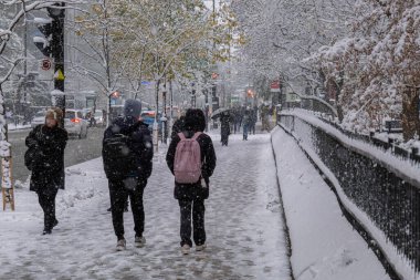 Montreal, CA - 16 Kasım 2022: Sezonun ilk karı şehre düştü. Montreal 'de yürüyen insanlar