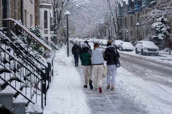 Montreal Novembro 2022 Primeira Queda Neve Temporada Atinge Cidade Pessoas — Fotografia de Stock