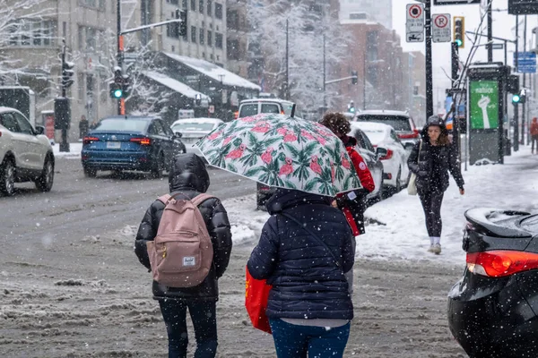 Montreal Listopada 2022 Pierwsze Opady Śniegu Sezonie Uderzają Miasto Ludzie — Zdjęcie stockowe