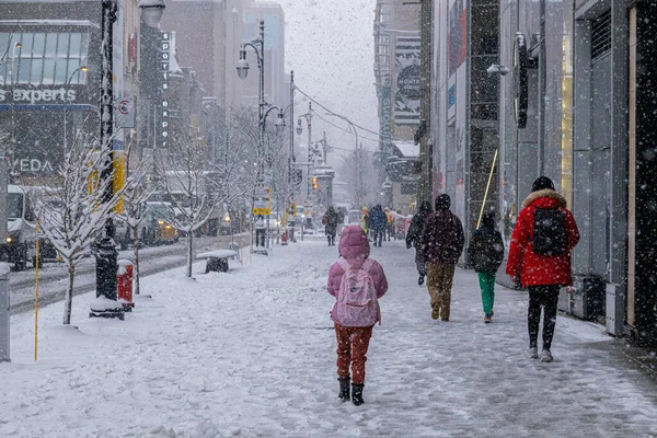 Montreal Novembro 2022 Primeira Queda Neve Temporada Atinge Cidade Pessoas — Fotografia de Stock