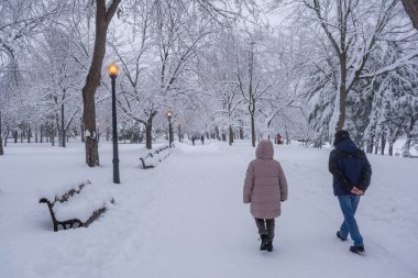 Montreal, CA - 17 Aralık 2022: Lafontaine Park 'ta kar fırtınası sırasında yürüyen yayalar