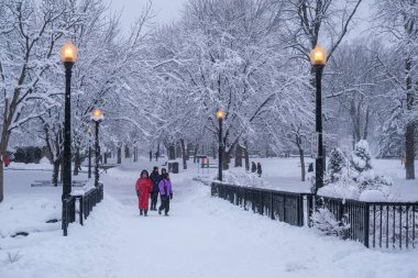 Montreal, CA - 17 Aralık 2022: Lafontaine Park 'ta kar fırtınası sırasında yürüyen yayalar