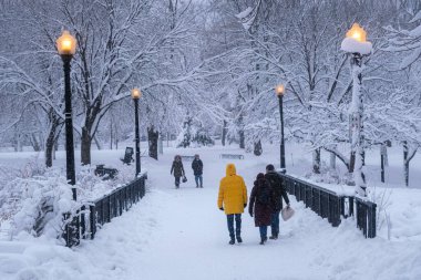 Montreal, CA - 17 Aralık 2022: Lafontaine Park 'ta kar fırtınası sırasında yürüyen yayalar