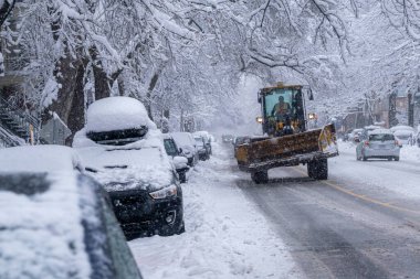 Montreal, CANADA - 17 Aralık 2022: Kar küreme aracı yoldan kar temizliyor.