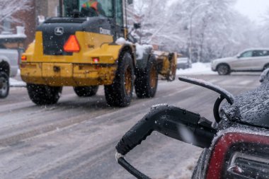 Montreal 'de kar fırtınası sırasında elektrikli araba şarj ediliyor