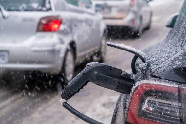 Montreal 'de kar fırtınası sırasında elektrikli araba şarj ediliyor