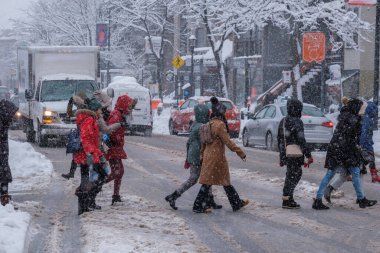 Montreal, CA - 17 Aralık 2022: Kar fırtınası sırasında Mont-Royal Caddesi 'nde yürüyen yayalar