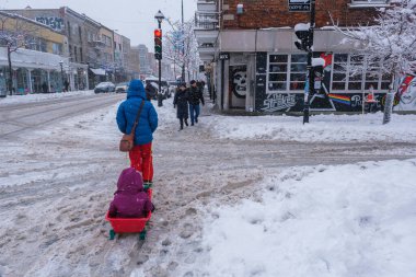 Montreal, CA - 17 Aralık 2022: Kar fırtınası sırasında Mont-Royal Caddesi 'nde yürüyen yayalar