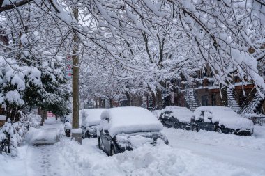 Montreal, Kanada - 17 Aralık 2022: Kar fırtınası sırasında karla kaplı arabalar.