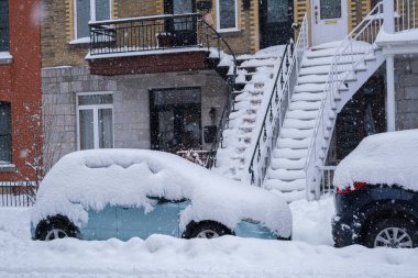 Montreal, Kanada - 17 Aralık 2022: Kar fırtınası sırasında karla kaplı arabalar.