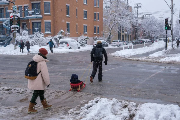Montreal Diciembre 2022 Peatones Caminando Por Calle Rachel Durante Tormenta —  Fotos de Stock