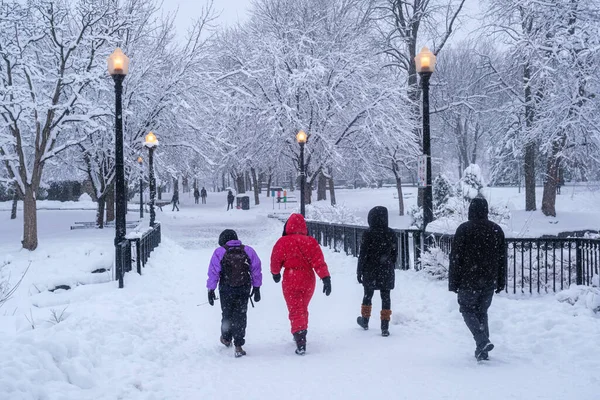 Montreal Diciembre 2022 Peatones Caminando Parque Lafontaine Durante Tormenta Nieve — Foto de Stock